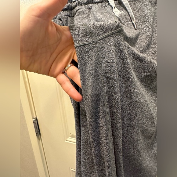 Vuori Performance Jogger Women’s in Heather Grey , size Small - Picture 10 of 13